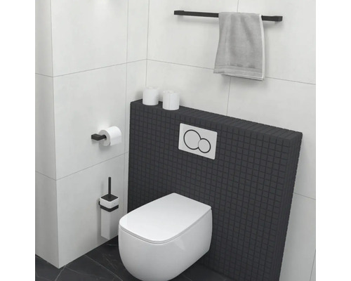 Moderná kúpeľňa so závesným WC, držiakom toaletného papiera, WC kefou a držiakom na uteráky