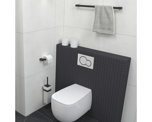 Moderná kúpeľňa so závesným WC, držiakom na toaletný papier, WC kefou a držiakom na uteráky.