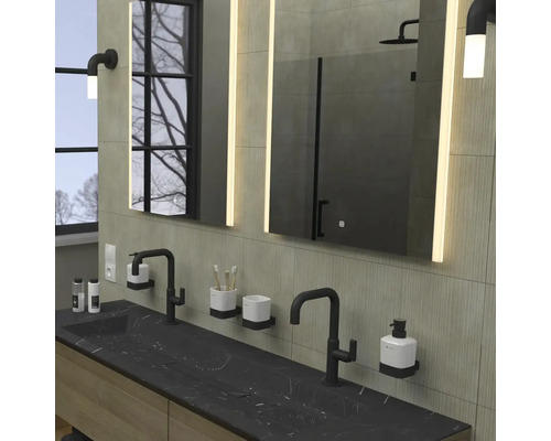 Kúpeľňa s dvojitým umývadlom, osvetlenými zrkadlami a armatúrami