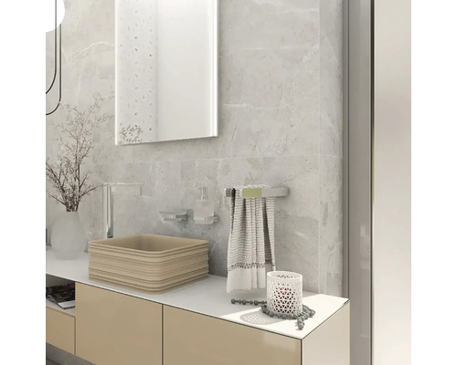 Pohľad do kúpeľne so zrkadlom, umývadlom, držiakom na uteráky a dekoratívnymi predmetmi