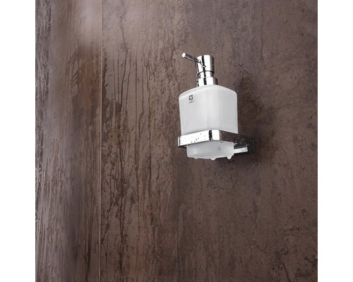 Dávkovač mydla s chrómovým držiakom na stene