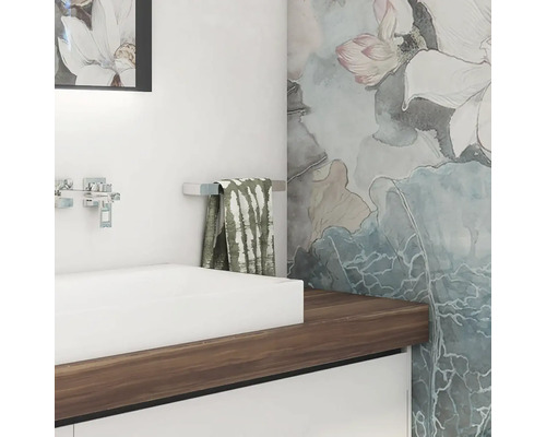 Kúpeľňa s umývadlom, držiakom na uteráky a kvetinovým motívom na stene