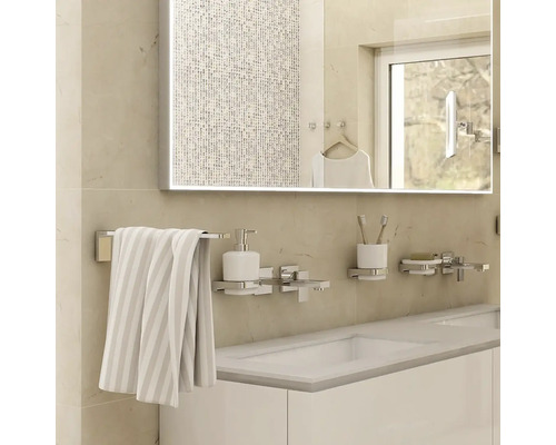 Pohľad na kúpeľňu so zrkadlom, umývadlom, držiakom na uteráky, dávkovačom mydla a pohárom na zubné kefky