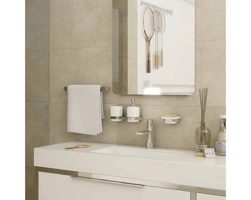 Moderná kúpeľňa s umývadlom, vodovodnou batériou, držiakom na uteráky, zrkadlom a kúpeľňovými doplnkami