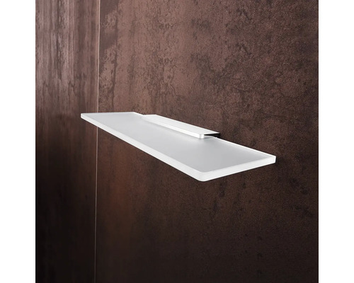 Biela sklenená polica s držiakom pripevnená k stene