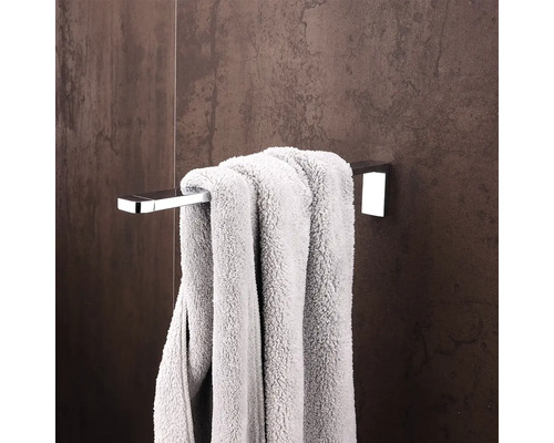 Kovový držiak na uteráky s uterákom