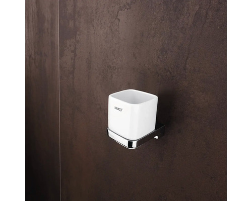 Biely pohár na zubné kefky s chrómovaným držiakom na stene