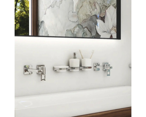 Kúpeľňa s vaňou, zrkadlom a doplnkami ako dávkovač mydla a pohár na zubné kefky