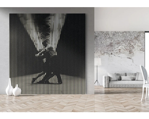 Izba s dreveným panelom zobrazujúcim tanečný pár