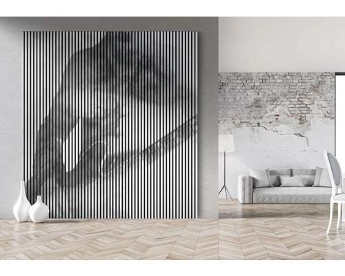 Dekoratívna stena s abstraktným zvisle pruhovaným vzorom v svetlej miestnosti.