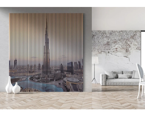 Obývacia izba s dekoratívnym prvkom z drevených lamiel a motívom panorámy