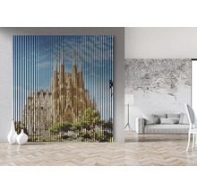 Obývacia izba s dekoratívnym obrazom Sagrada Familia s drevenými lamelami