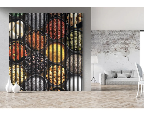 Nástenný panel so vzorom korenia v byte.