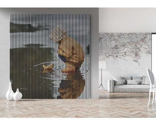 Dekoratívne nástenné umenie s dieťaťom hrajúcim sa s hračkou loďky vo vode skrášľuje svetlú miestnosť.