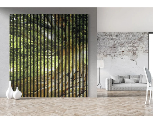 Miestnosť s dreveným lamelovým nástenným obrazom s výhľadom na strom