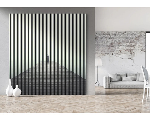 Dekoratívny nástenný obraz so zvislými pruhmi a osobou na móle vo svetlej miestnosti.