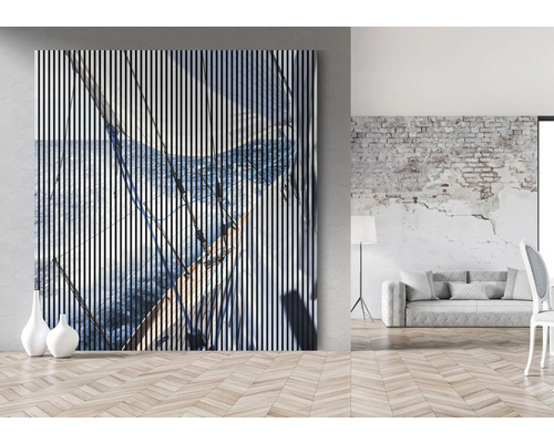 Dekoratívny nástenný obraz s pruhovaným vzorom a motívom plachetnice v obývacej izbe