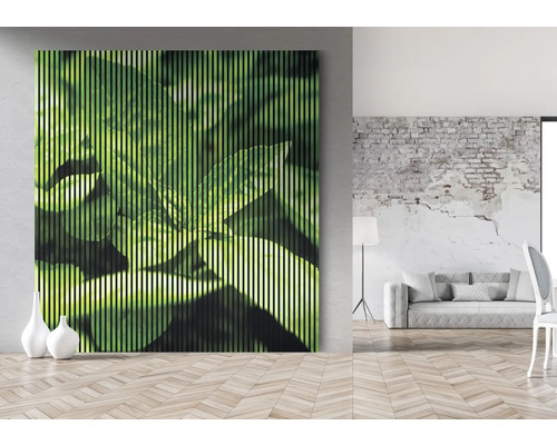 Dekoratívna nástenná maľba s motívom listov vo svetlej miestnosti.