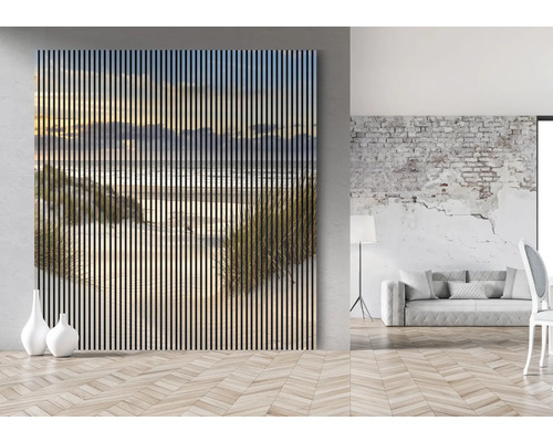 Pohľad do izby s drevenou lamelovou stenou s motívom pláže