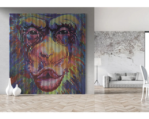 Obraz s motívom tváre, skladajúci sa z drevených lamiel