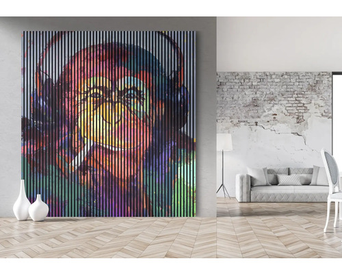 Maľba opice so slúchadlami a cigaretou v ústach v obývacej izbe.