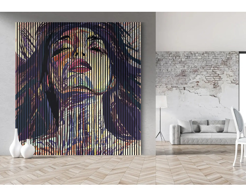 Veľký nástenný obraz so zvislými pruhmi a ženskou tvárou v obývacej izbe