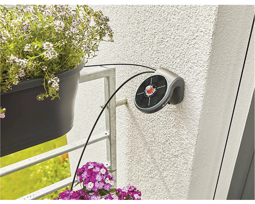 Automatické zavlažovanie s kvetináčmi na balkóne
