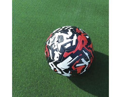 Futbalová lopta so vzorom na zelenom pozadí
