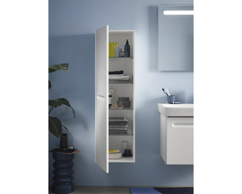 Moderná kúpeľňa s otvorenou bielou závesnou skrinkou na uloženie kúpeľňových potrieb