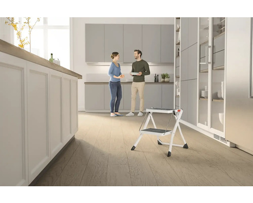 Dvojstupňový rebrík pre domácnosť z kovu v modernom kuchynskom prostredí