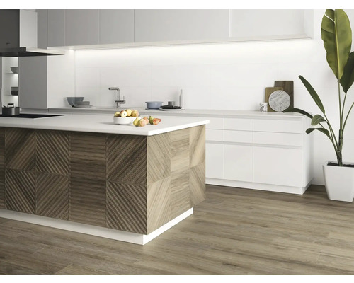 Moderná kuchyňa s kuchynským ostrovom, bielymi skrinkami a drevenou podlahou.