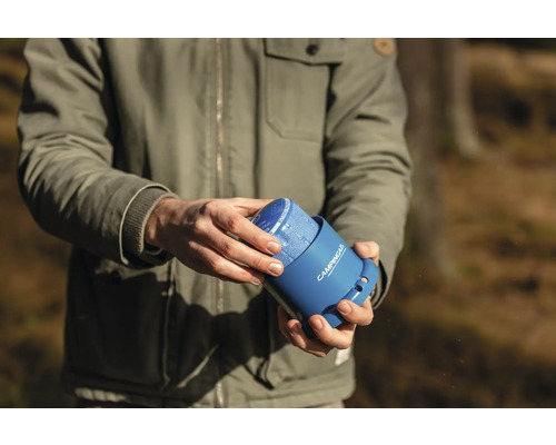 Osoba vymieňa plynovú kartušu Campingaz