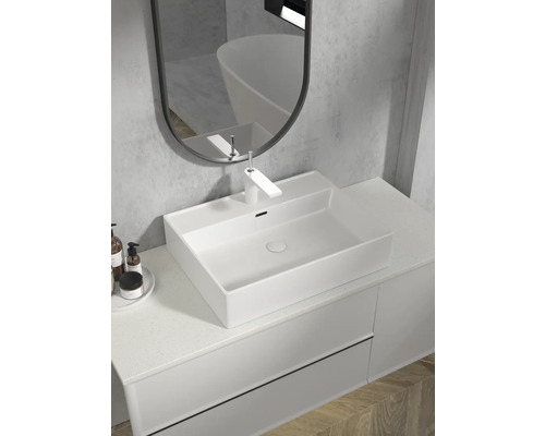 Moderná kúpeľňa s umývadlom na dosku a zrkadlom