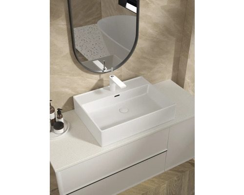 Kúpeľňa s umývadlom na dosku, batériou, zrkadlom a umývadlovou skrinkou