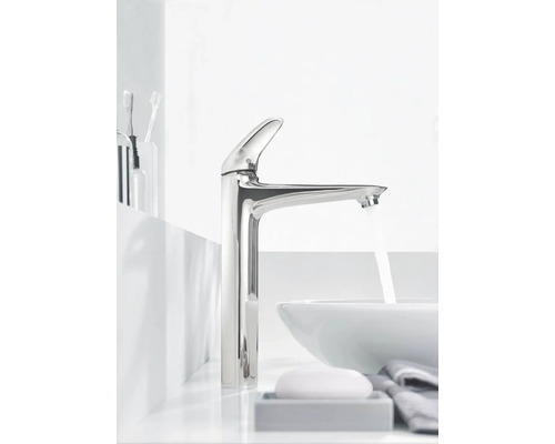 Moderná kúpeľňa s lesklou vodovodnou batériou, umývadlom a kúpeľňovými doplnkami.