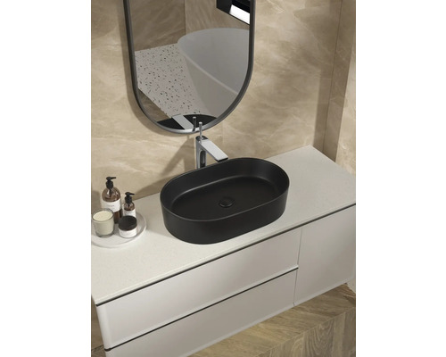 Moderná kúpeľňa s umývadlom na dosku, zrkadlom a umývadlovou skrinkou