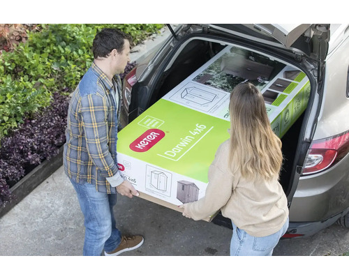 Dve osoby nakladajú záhradný domček Keter Darwin 4x6 do auta.