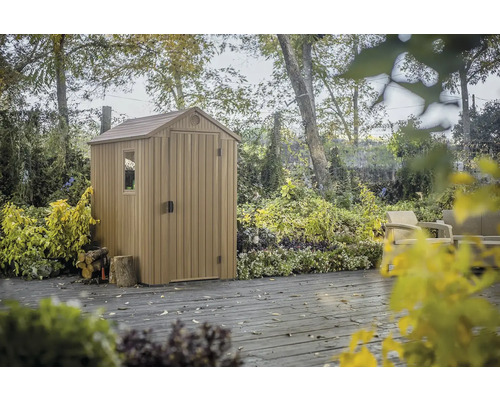 Plastový záhradný domček s oknom a dvojkrídlovými dverami v záhrade.