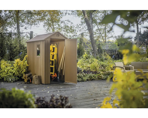 Záhradná búda s otvorenými dverami, rebrík a záhradné náradie sú viditeľné