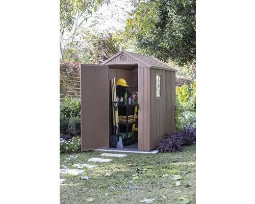 Záhradná skriňa s otvorenými dverami a záhradným náradím