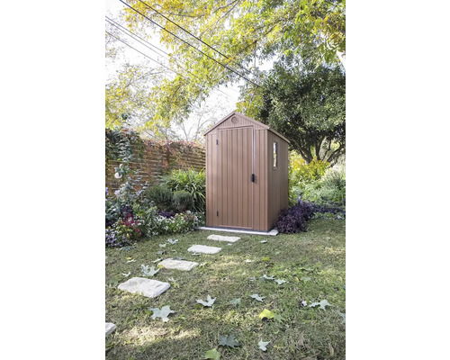 Kovová záhradná búda v záhrade s dverami a oknom