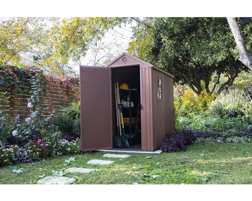 Záhradná búda s otvorenými dverami v záhrade