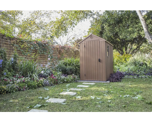 Záhradná scéna so záhradným domčekom