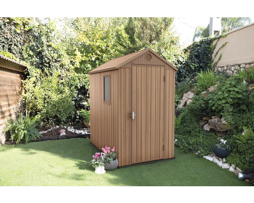 Plastová záhradná skrinka s oknom a dvojkrídlovými dverami v záhrade