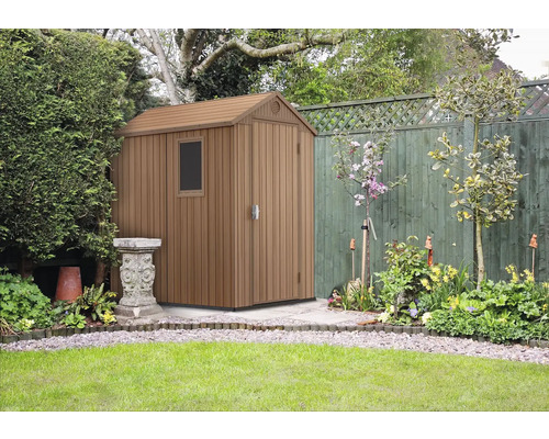 Plastový záhradný domček s oknom a sedlovou strechou v záhrade