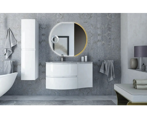 Kúpeľňa s umývadlom, zrkadlovou skrinkou a vysokou skrinkou