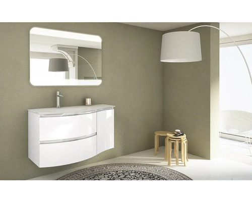 Kúpeľňa s umývadlom, zrkadlom s osvetlením a stojacou lampou