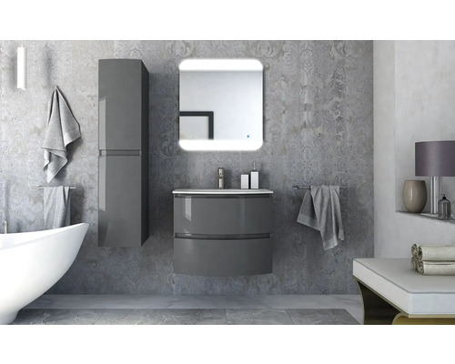 Moderná kúpeľňa s umývadlom, zrkadlom, vysokou skriňou a vaňou.