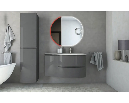 Moderná kúpeľňa s umývadlom, zrkadlovou skrinkou a osvetleným zrkadlom