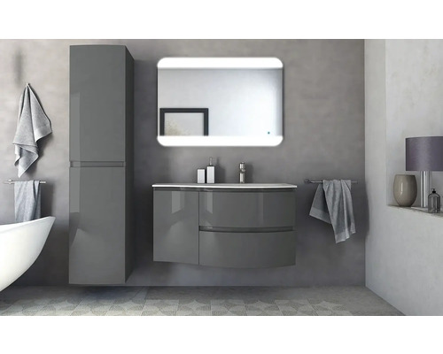 Kúpeľňa s umývadlom, zrkadlovou skrinkou, vysokou skriňou a vaňou v modernom dizajne